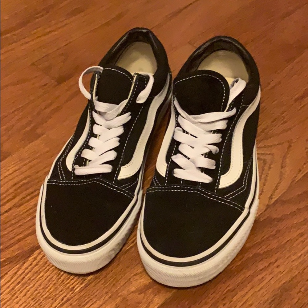 Black/white low top Vans